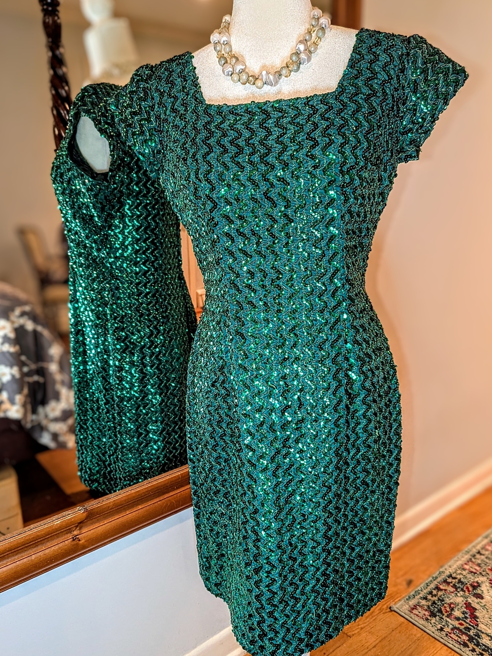 1960s Vintage Elegant Emerald Green Sequin Dress - Women